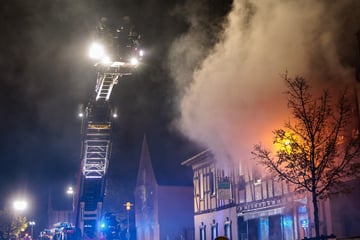 Flammen und Rauch sorgen für Großeinsatz: Feuerwehr kämpft gegen Brand