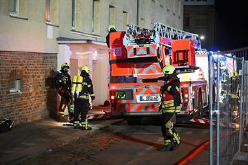 Leipzig: Flammen schlagen aus Fenster: Feuerwehr rettet Menschen aus Mehrfamilienhaus