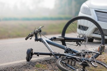 Auto will Fahrrad überholen, dann kracht es: Radler schwer verletzt