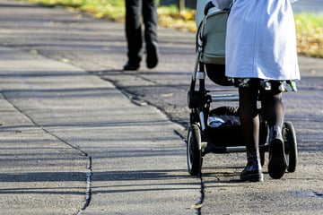 Frankfurt: Mann stößt Mutter mit Kinderwagen plötzlich Richtung Main: Polizei sucht dringend Zeugen!