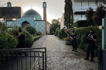 Razzia: Dutzende Polizisten riegeln Blaue Moschee ab