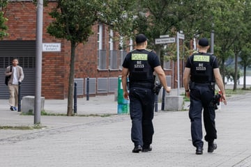 Berlin: Suff-Randalierer wird ohnmächtig, muss reanimiert werden und tritt dann Polizistin in den Unterleib