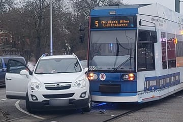 Autofahrer prallt gegen Straßenbahn: Eine Person verletzt