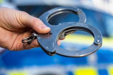 Unfall A6: Mit Axt und Pistole im Auto: 27-Jähriger bedroht BMW-Fahrer beim Überholen auf A6