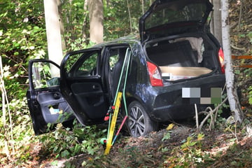 Baum-Crash im Erzgebirge: Seat-Fahrer im Krankenhaus