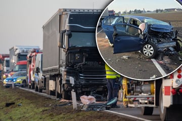 Lkw kracht frontal mit Toyota zusammen: Fahrer stirbt bei Überholversuch
