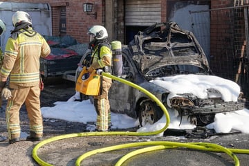Dresden: Auto steht in Dresden lichterloh in Flammen: Feuerwehr im Einsatz