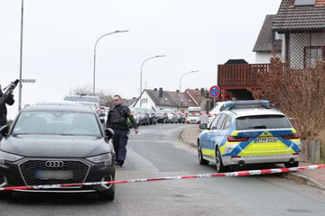 Messerangriff in Heilsbronn! Mann (40) auf Straße niedergestochen, Polizei im Großeinsatz