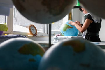Leipzig: Wo ein Millimeter die Welt verschiebt: Sächsische Firma stellt Weltkugeln noch in Handarbeit her