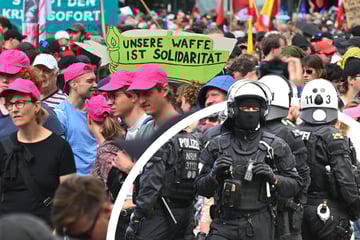 Tausende Kriegsgegner ziehen durch Kölner Innenstadt: "Nein zur Wehrpflicht!"