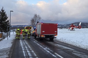 Einfamilienhaus brennt: Zwei Senioren in kritischem Zustand