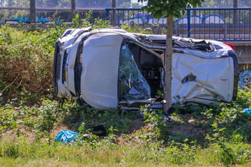 Subaru schleudert gegen Baum: Vollsperrung auf Bundesstraße