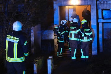 Acht Verletzte nach Brand in Mehrfamilienhaus: Großeinsatz für die Feuerwehr