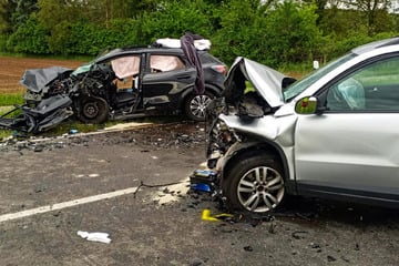 Tödlicher Frontalcrash: Fahrer (†62) stirbt an Unfallstelle, weiterer Mann schwer verletzt