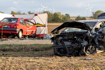 Tödlicher Frontal-Crash: Für Autofahrer (†63) kommt jede Hilfe zu spät