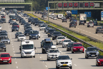 Lkw mit 20 Tonnen Autobatterien steht in Flammen: A93 bis Mittag gesperrt