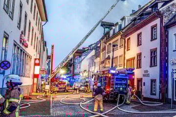 Riesige Rauchsäule über Stadt im Südwesten: Mehrere Gebäude brennen