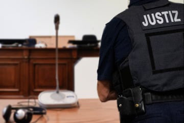 Bei Verkündung des Urteils: Angeklagter springt über Tisch und schlägt Staatsanwältin