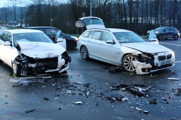 BMW und Audi krachen frontal zusammen - Straße gleicht Trümmerfeld