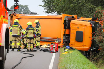 Müllwagen stürzt auf die Seite: Drei Personen teils lebensgefährlich verletzt