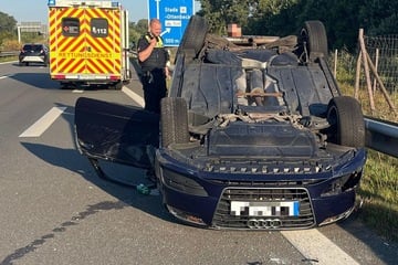 Mitten auf der Autobahn: Audi kracht in Transporter und überschlägt sich