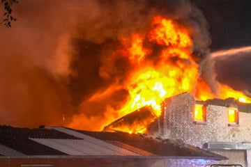 Lagerhalle steht in Flammen! Anwohner werden gewarnt