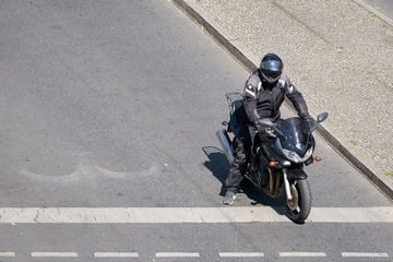 Motorradfahrer flieht vor Kontrolle und baut Unfall: Das wollte er verbergen