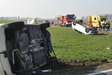 Schwerer Unfall auf B98: VW-Fahrer rauschen an Kreuzung ineinander