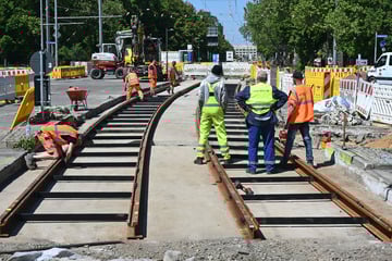 Leipzig: Baustelle Prager Straße: Chaos auf Geh- und Radweg, Schlupfloch wieder offen, erste Gleise verlegt