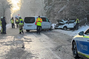 Tödlicher Unfall: Zwei Menschen sterben bei Frontal-Crash