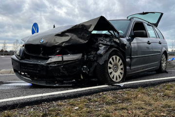 Crash auf Bundesstraße: Renault kracht mit BMW zusammen