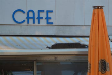 Leipzig: Schreck kurz vor Ladenschluss: Markise in Leipziger Café fängt Feuer