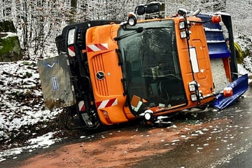 Winterdienst kommt auf glatter Straße ins Schleudern: Fahrer verletzt!