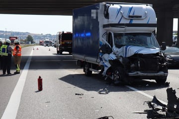 Unfall A6: Transporter kracht in Lkw: Schwerer Crash auf der A6