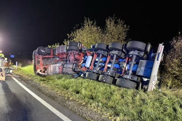 Unfall A38: Unfall nahe Rastplatz: Lkw mit Schlachtabfällen auf A38 umgekippt