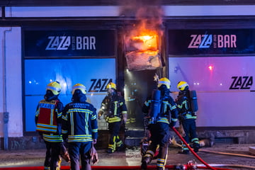 Leipzig: Bar-Tür steht in Flammen: Feuerwehreinsatz im Leipziger Osten