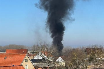 Scheunenbrand in Heldrungen: Anwohner versucht zu löschen und kommt ins Krankenhaus