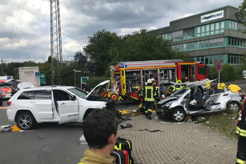 Rentner missachtet Stoppschild: Schwerer Autounfall mit zwei Verletzten bei Solingen
