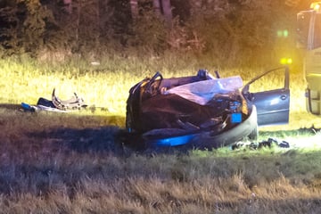 Motorblock nach Überschlag aus Auto gerissen: 18-Jährige schwer verunglückt