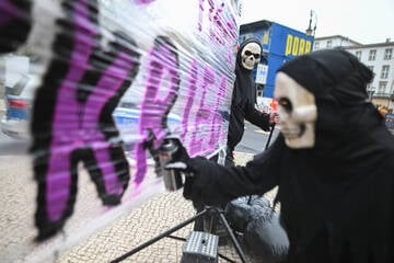 Leichensäcke und Totenkopfmasken: Demo vor russischer Botschaft