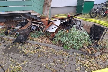 Nach Knall im Keller: Feuerwehr evakuiert Anwohner aus brennendem Haus