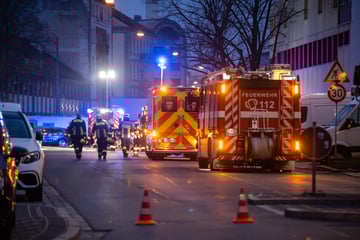 Flammen schlagen aus Obergeschoss: Feuerwehr löscht Brand in leerstehendem Gebäude