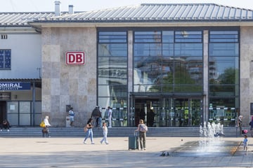 Dramatische Szenen an Bahnhof: Frau mit Messer angegriffen und getötet, Polizei nimmt Mann fest