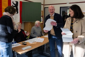 Mit seiner besseren Hälfte zur Wahl: Hier gibt Kai Wegner seine Stimme ab