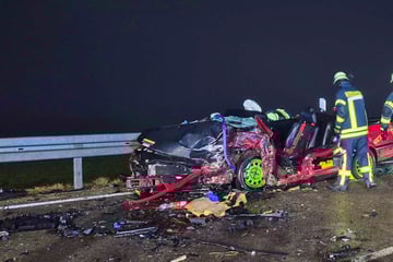 Frontal-Crash zerreißt Autos in Stücke! Sieben Menschen teils lebensgefährlich verletzt