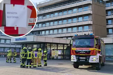 Buttersäure! Feuerwehr sperrt Rathauseingang, Mitarbeiterin im Krankenhaus