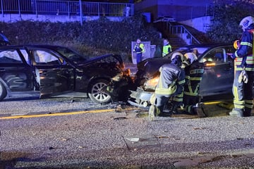 Frontalcrash! Fünf Personen bei schwerem Unfall verletzt