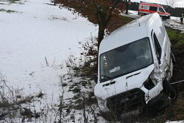 Vorfahrt übersehen: Laster rammt Ford in den Graben