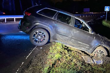 58-Jähriger fährt zu schnell auf Autobahn und landet im Graben: Dann stellen die Beamten etwas fest