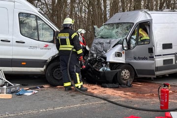 HEFTIGE KOLLISIE MIT SPRINTER: WOHNMOBIL-INSASSE EINGEKLEMMT